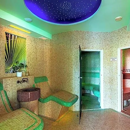 Dworek Morski & Wellness 4*