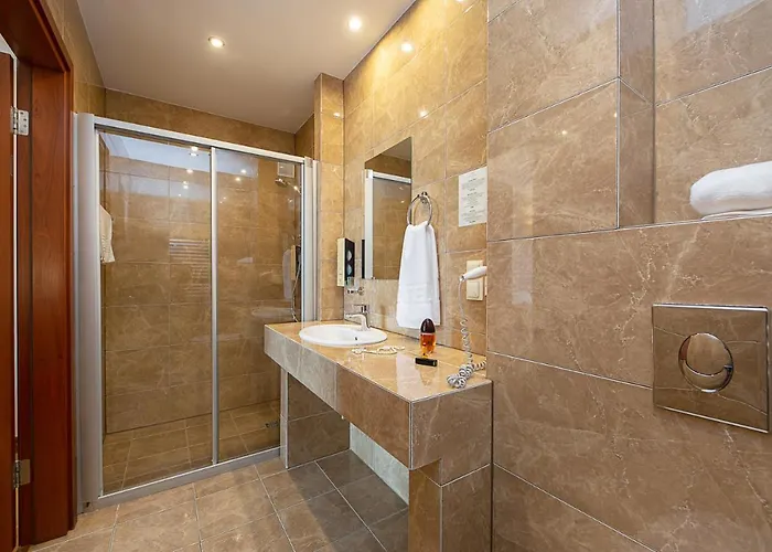 Dworek Morski & Wellness 住宿加早餐酒店 4*